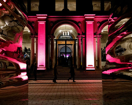 Festligt upplyst fasad i rosa.