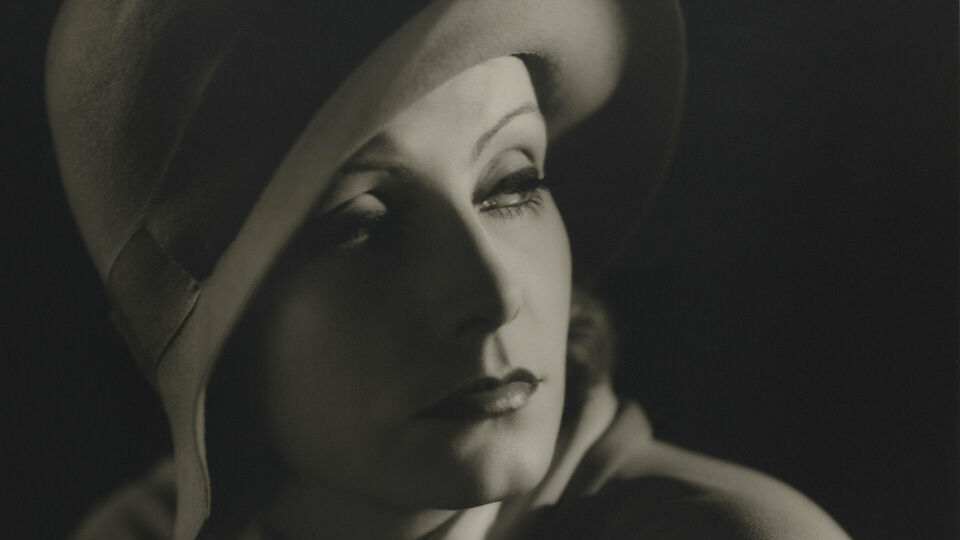 Svartvitt äldre porträttfoto föreställande Greta Garbo, ur filmen "Kyssen"